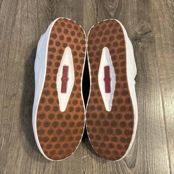 Sleek White Women's Sneakers - Picture 7 of 13